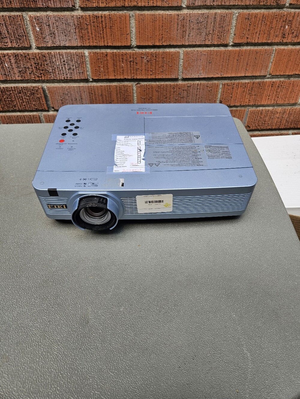 EIKI LC-WB200 Projector